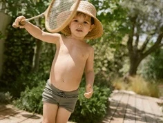 Dreng iført badebukser i støvet grøn fra Lil Atelier 13239480 forest fog